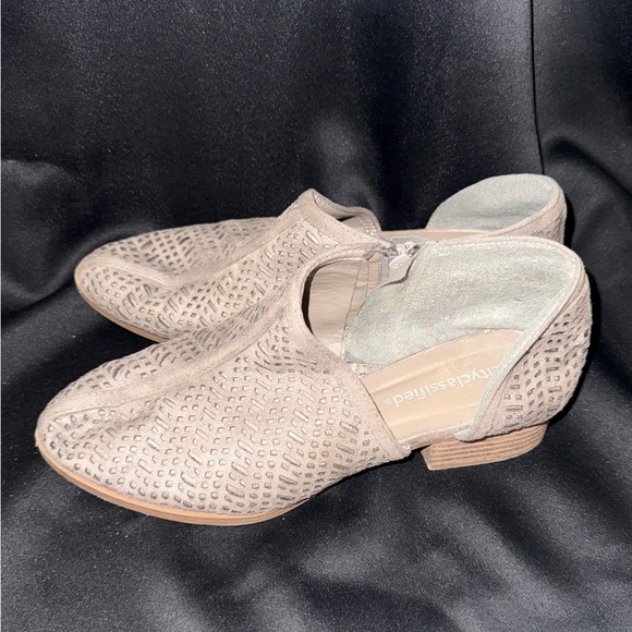 Cityclassified Shoes - Cityclassified Taupe Cutout Suede Mules